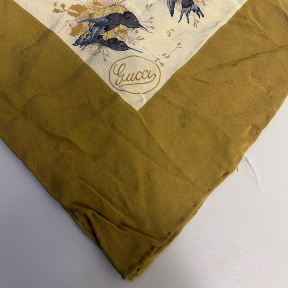 Vintage Gucci silk twill square scarf, featuring a bird print. - Picture 1 of 3